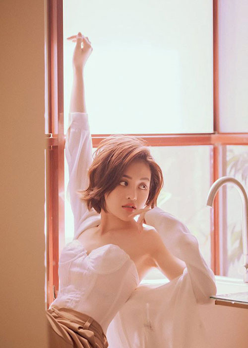 Thùy Anh sinh năm 1995, sở hữu vóc dáng gợi cảm sau những năm tập gym.