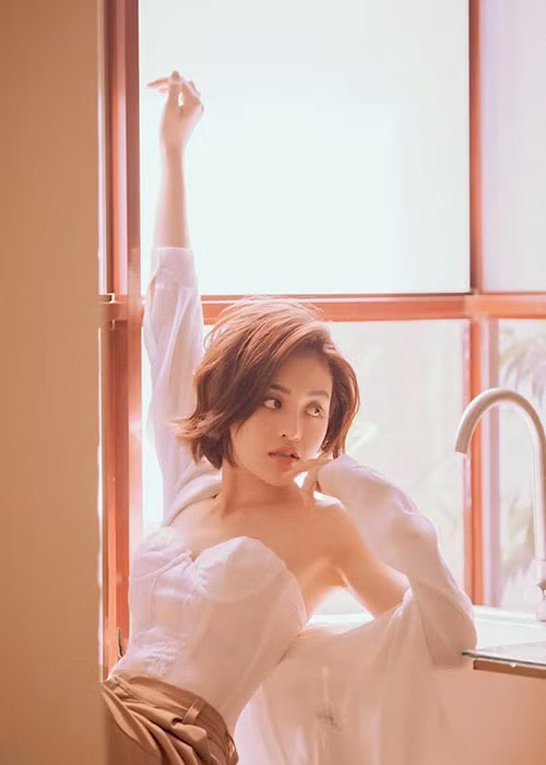 Thùy Anh sinh năm 1995, sở hữu vóc dáng gợi cảm sau những năm tập gym.