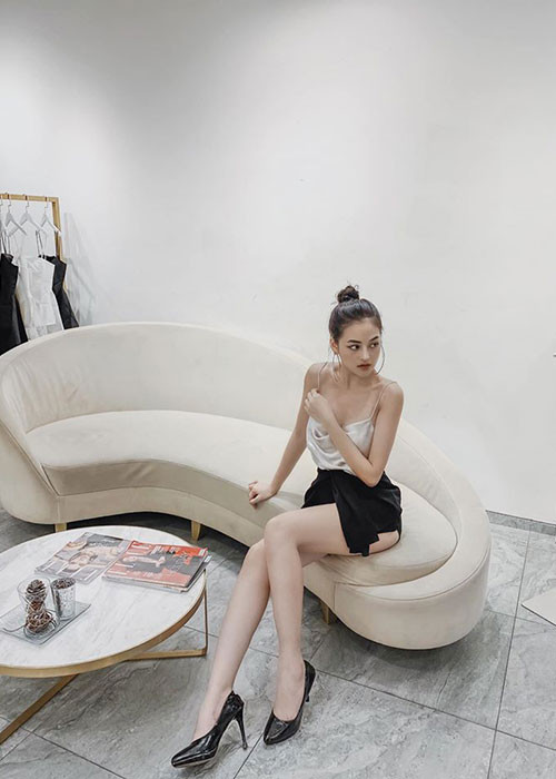 Lợi thế chân dài được Thùy Anh khoe triệt để.