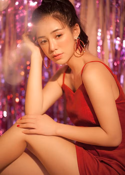 Quỳnh Kool từng tiết lộ cô gặp không ít lời đề nghị khiếm nhã như "bao nhiêu tiền 1 đêm", "1000 USD 1 đêm"... nhưng cô không trả lời.