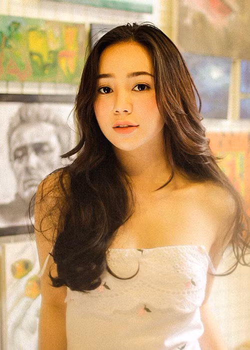 Nhi của "Nhà trọ Balanha" tuy không có chiều cao nổi bật nhưng vẫn hút ánh nhìn nhờ vẻ gợi cảm.