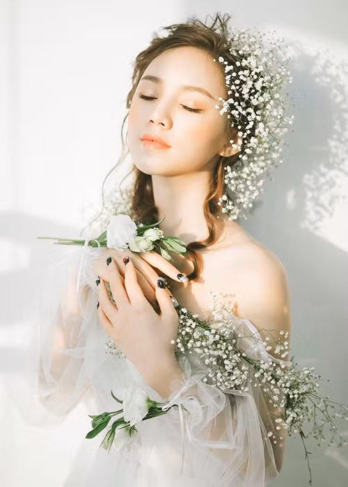 Nữ diễn viên sinh năm 1995 sở hữu gương mặt xinh đẹp cùng vóc dáng cân đối.