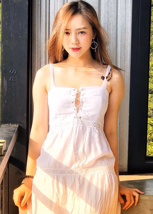 Người đẹp gốc Thái Bình theo đuổi hình ảnh gợi cảm nhưng không quá phản cảm.