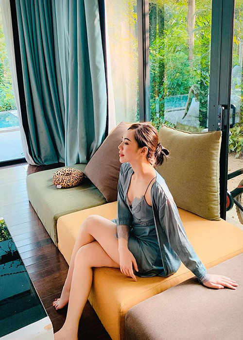 Trước đây, nữ diễn viên hẹn hò với một quay phim kém cô một tuổi tên Đức Hải.