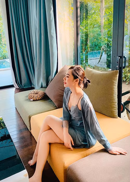 Trước đây, nữ diễn viên hẹn hò với một quay phim kém cô một tuổi tên Đức Hải.