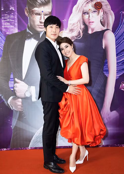 Là giám đốc một công ty nhưng bạn trai của Pha Lê không ngại làm nhân viên chạy bàn cho quán ăn của nữ ca sĩ. Cặp đôi hiện tại đã có tin vui. Pha Lê xác nhận cô mang bầu được 3 tháng, được bạn trai chăm sóc từng chút một.