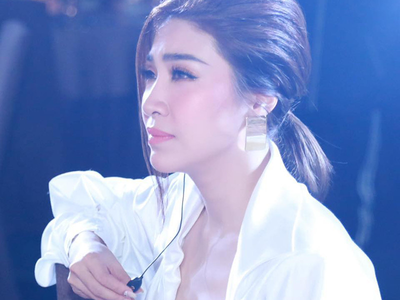 Trước đó, Pha Lê không may bị sảy thai đến 3 lần. “Nỗi đau đớn ấy quá lớn, chồng chất, ám ảnh mọi lúc đến nỗi tôi nghĩ mình không có con cũng chả sao nếu đó đã là do cơ địa”, nữ ca sĩ tâm sự trên Ngôi sao.