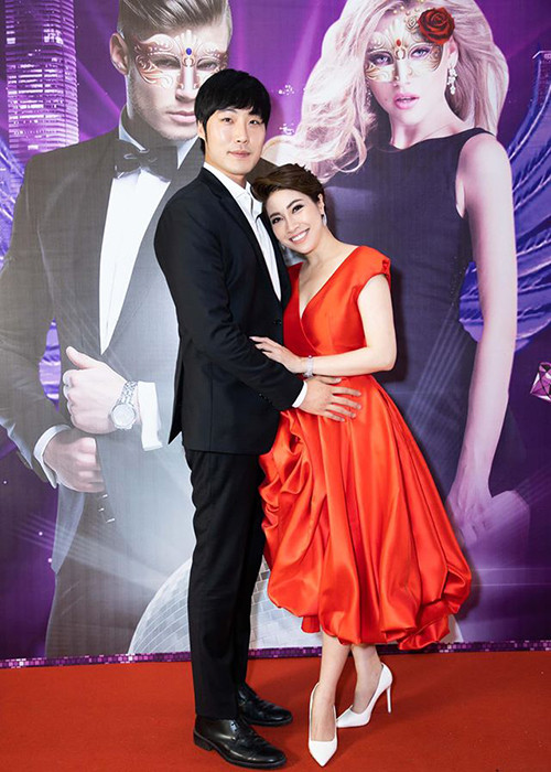 Là giám đốc một công ty nhưng bạn trai của Pha Lê không ngại làm nhân viên chạy bàn cho quán ăn của nữ ca sĩ. Cặp đôi hiện tại đã có tin vui. Pha Lê xác nhận cô mang bầu được 3 tháng, được bạn trai chăm sóc từng chút một.