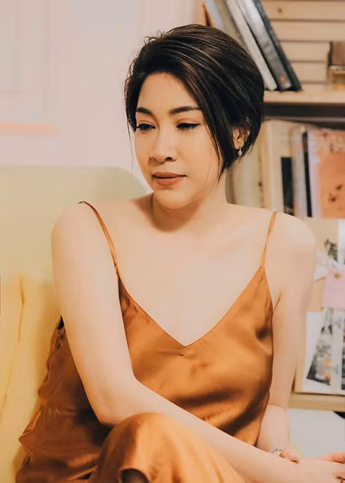 ...Yêu mấy năm mà tôi không biết gì. Ai cũng nhìn vào tôi như một đứa con gái đi giật chồng, giật bồ người khác, mà không ai biết tôi hoàn toàn vô can. Ai sẽ tin tôi? Chẳng ai tin cả. Đến ngay cả vợ của anh ta, khi tôi trưng ra những bằng chứng cho thấy anh ta đã cầu hôn tôi, chị ấy mới tin".