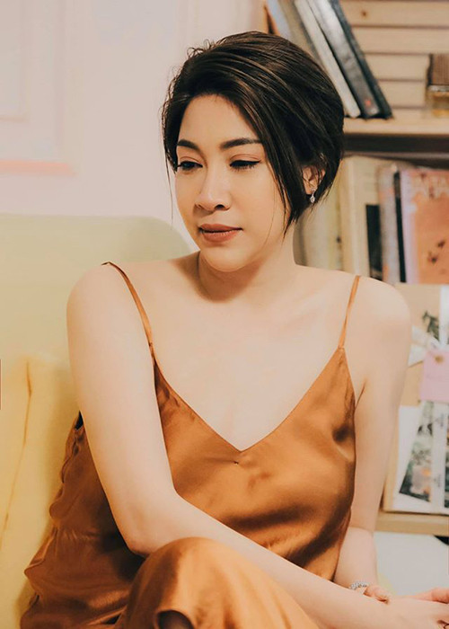 ...Yêu mấy năm mà tôi không biết gì. Ai cũng nhìn vào tôi như một đứa con gái đi giật chồng, giật bồ người khác, mà không ai biết tôi hoàn toàn vô can. Ai sẽ tin tôi? Chẳng ai tin cả. Đến ngay cả vợ của anh ta, khi tôi trưng ra những bằng chứng cho thấy anh ta đã cầu hôn tôi, chị ấy mới tin".