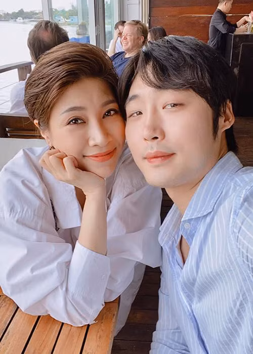 Cách đây 4 tháng, Pha Lê công khai hẹn hò Emmanuel Shin. Bạn trai của nữ ca sĩ là người Hàn Quốc, từng tốt nghiệp đại học ở Mỹ và đang làm giám đốc một công ty tại Việt Nam. Theo tiết lộ của Pha Lê, bạn trai có mẹ là một cựu siêu mẫu nổi tiếng Hàn Quốc.