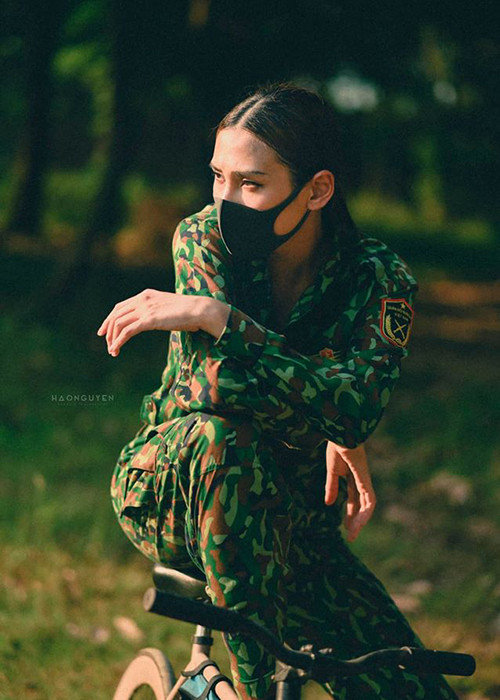 "Đẹp xuất thần", "Đeo khẩu trang mà cũng khí chất ngời ngời luôn", "Đúng chất siêu mẫu, đồ nào lên cũng chất lừ quá chừng", fan để lại bình luận.