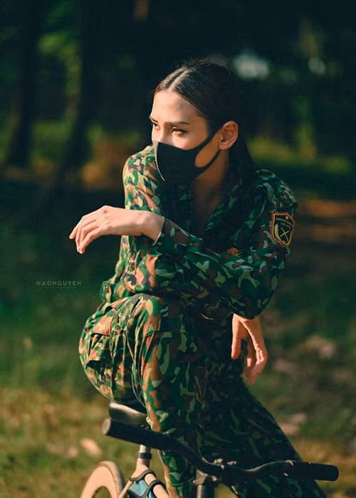 "Đẹp xuất thần", "Đeo khẩu trang mà cũng khí chất ngời ngời luôn", "Đúng chất siêu mẫu, đồ nào lên cũng chất lừ quá chừng", fan để lại bình luận.