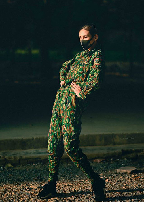 Là một siêu mẫu, Võ Hoàng Yến tạo dáng đầy thần thái trong trang phục quân nhân.