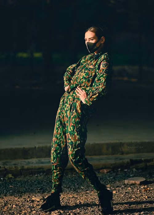 Là một siêu mẫu, Võ Hoàng Yến tạo dáng đầy thần thái trong trang phục quân nhân.