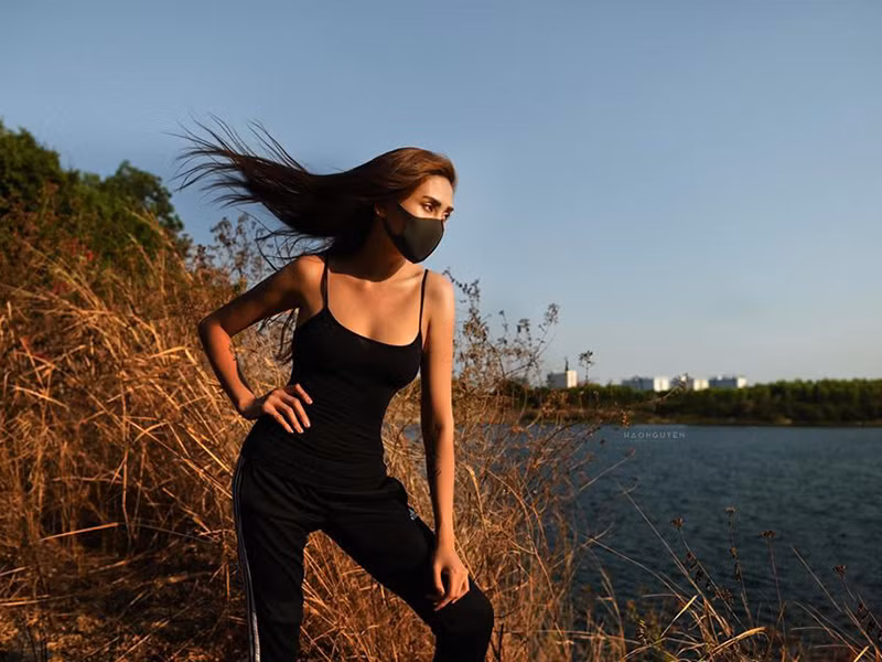 Bộ ảnh thời trang ngẫu hứng trước đó của chân dài cũng gây sốt.