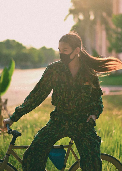 Chân dài đeo khẩu trang, để mặt mộc nhưng vẫn hút mọi ánh nhìn bởi thần thái đỉnh cao.