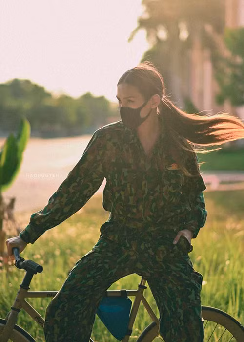 Chân dài đeo khẩu trang, để mặt mộc nhưng vẫn hút mọi ánh nhìn bởi thần thái đỉnh cao.