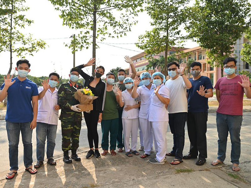 Trước khi rời đi, cô đã có hành động ý nghĩa khi cùng với đơn vị tài trợ tặng 1000 khẩu trang và 10 lít nước rửa tay cho cán bộ y tế, dân quân và bộ đội đang làm nhiệm vụ tại đây. Ngoài ra, Võ Hoàng Yến còn cùng nhiều người quyên góp 61 triệu đồng gửi cho khu cách ly.