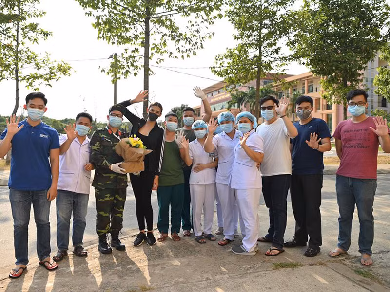 Trước khi rời đi, cô đã có hành động ý nghĩa khi cùng với đơn vị tài trợ tặng 1000 khẩu trang và 10 lít nước rửa tay cho cán bộ y tế, dân quân và bộ đội đang làm nhiệm vụ tại đây. Ngoài ra, Võ Hoàng Yến còn cùng nhiều người quyên góp 61 triệu đồng gửi cho khu cách ly.