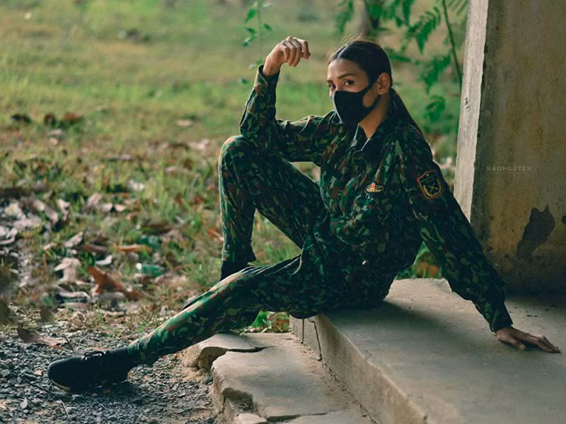 “Tại sao các em sinh viên lại có 1 kỷ niệm khó quên với khu quân sự? Vì tất cả đã sống với nhau, cùng nhau trải qua những khoảng thời gian vui vẻ. Cũng như tôi, các bạn, các em, những người bạn trước lạ sau quen, dù không đến từ showbiz, nhưng là những người bạn chân thành và tuyệt vời”, Võ Hoàng Yến tâm sự.