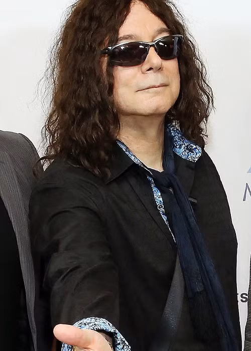 Alan Merrill qua đời vì COVID-19 ở một bệnh viện ở New York. Huyền thoại nhạc Rock sinh năm 1951, tại thành phố The Bronx, bang New York, Mỹ. Ông là thành viên của ban nhạc rock The Arrows và là đồng sáng tác và ca sĩ thể hiện ca khúc nổi tiếng I Love Rock 'n' Roll phát hành năm 1975.