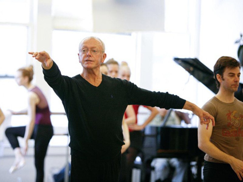 Theo Reuter, Wilhelm Burmann - người huấn luyện viên cho các vũ công ballet hàng đầu thế giới hơn 4 thập kỷ qua đời ở New York - Mỹ vì suy thận sau khi mắc COVID-19. Nam vũ sư sinh năm 1939 tại Đức, bắt đầu sự nghiệp năm 16 tuổi.