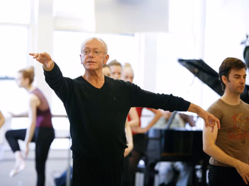 Theo Reuter, Wilhelm Burmann - người huấn luyện viên cho các vũ công ballet hàng đầu thế giới hơn 4 thập kỷ qua đời ở New York - Mỹ vì suy thận sau khi mắc COVID-19. Nam vũ sư sinh năm 1939 tại Đức, bắt đầu sự nghiệp năm 16 tuổi.