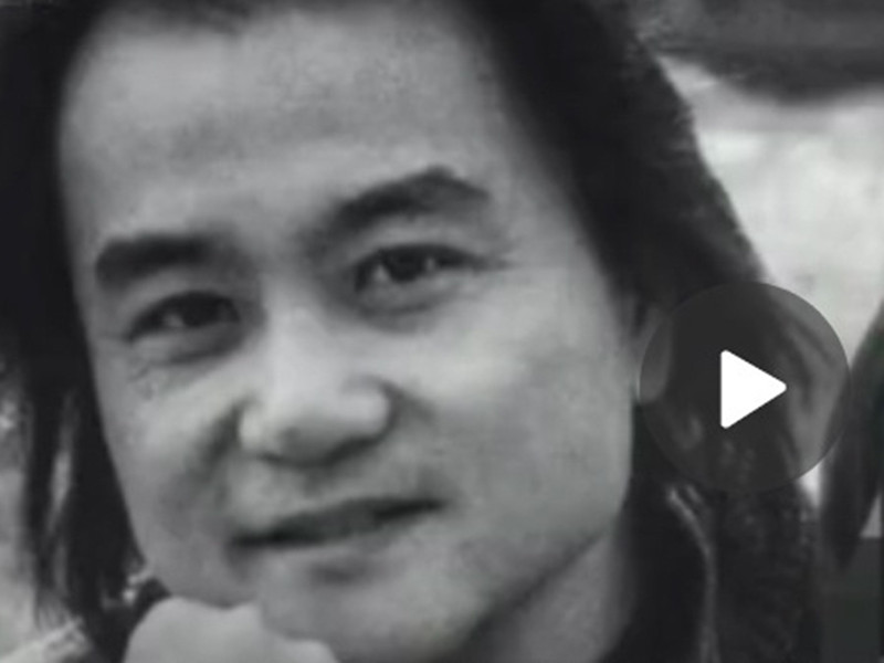 Đạo diễn kiêm chủ nhiệm bộ phận đối ngoại của hãng phim Hồ Bắc Thường Khải qua đời tại một bệnh viện ở thành phố Vũ Hán sau khi mắc COVID-19 ở tuổi 55. Ngoài nam đạo diễn, căn bệnh còn cướp đi sinh mạng cha mẹ, chị gái của anh. Ảnh: Zing Mời quý độc giả xem video "Tin tức mới nhất về dịch Covid-19 sáng 3/4". Nguồn VTC Now