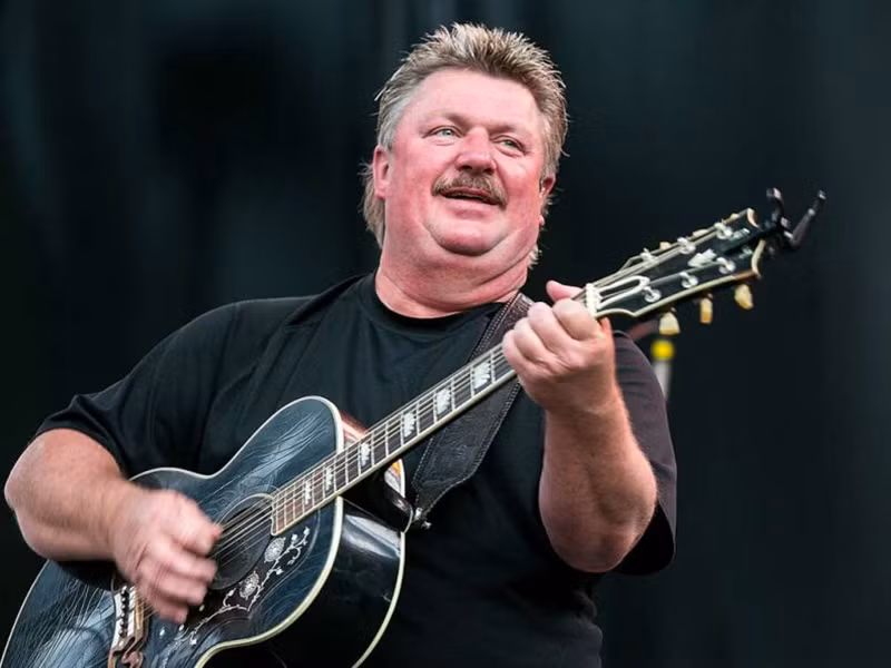 Ca sĩ Joe Diffie qua đời chỉ 2 ngày sau khi thông báo có kết quả xét nghiệm dương tính với virus SARS-CoV-2. Ông vốn là một trong những tên tuổi lớn nhất của dòng nhạc đồng quê Mỹ cuối thế kỷ 20. Năm 1998, nam nghệ sĩ sinh năm 1958 đoạt giải Grammy. Ảnh: Eonline