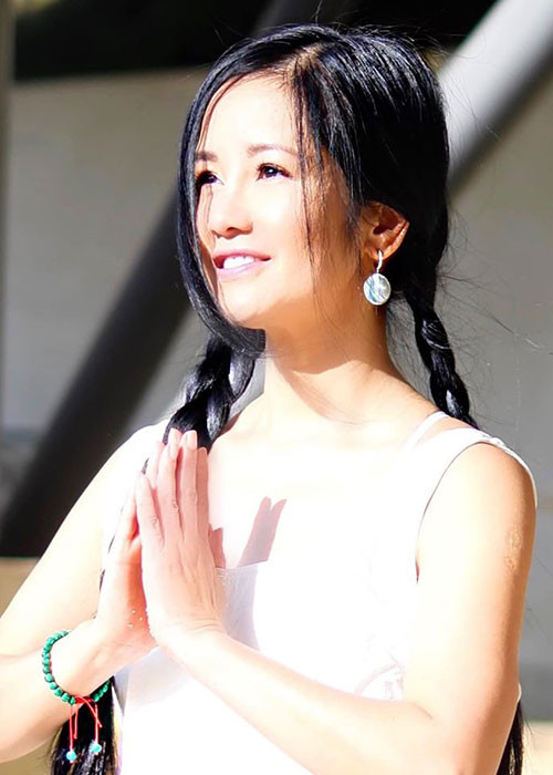 Cô thường xuyên tập yoga để nâng cao sức khỏe.