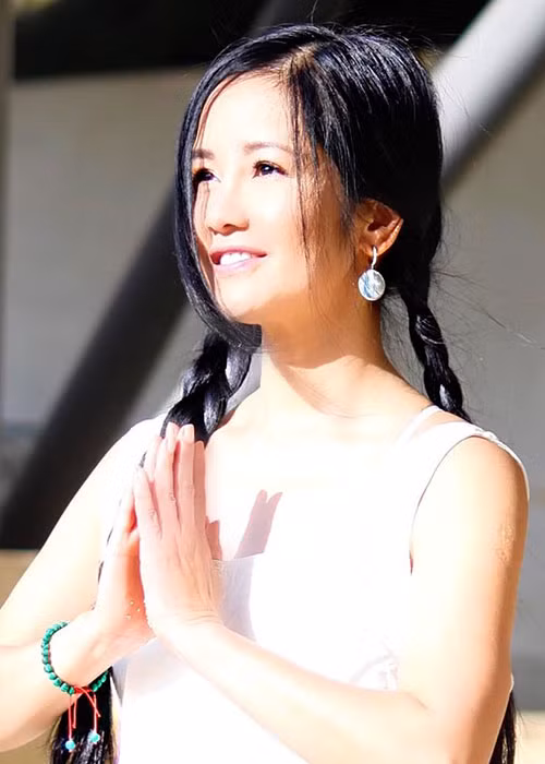 Cô thường xuyên tập yoga để nâng cao sức khỏe.