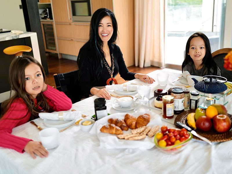 Khi bố công khai cuộc sống mới, bé Tôm và Tép - cặp song sinh của Hồng Nhung bị sang chấn tâm lý. Nhận thấy sự bất ổn về mặt tâm lý của hai con, Hồng Nhung tìm đến bác sĩ tâm lý ở bệnh viện và gắn kết với cô giáo của các con. Sau đó, được sự quan tâm và yêu thương từ gia đình, nhà trường, bé Tôm, Tép đã trở lại ổn định.