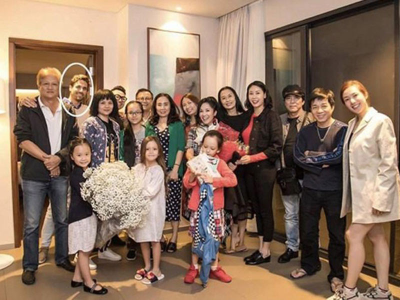 Hồng Nhung còn tếu táo giới thiệu chàng trai Tây là người anh trai của mình ở Hà Nội mới vào chơi.