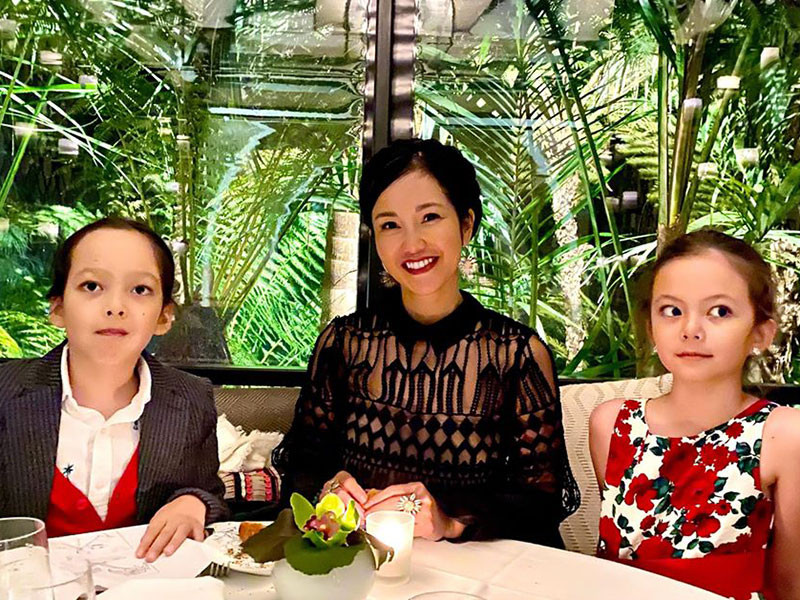 Trong khi chồng cũ có con với vợ mới, Hồng Nhung cũng đang tận hưởng cuộc sống bình yên, hạnh phúc không kém.