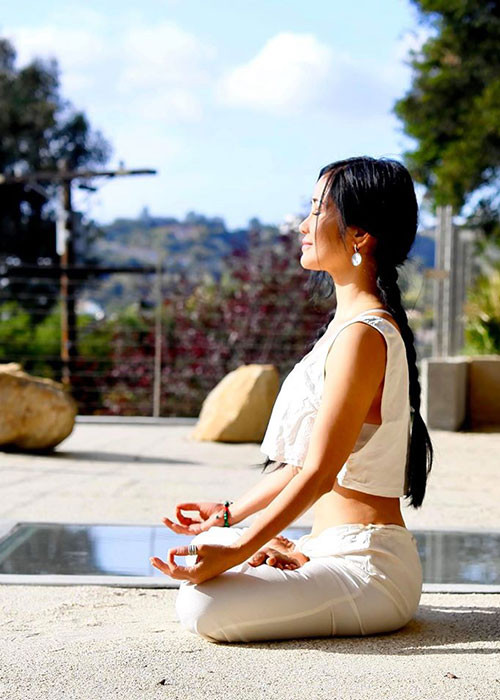 Hồng Nhung giữ vóc dáng bằng cách tập luyện.