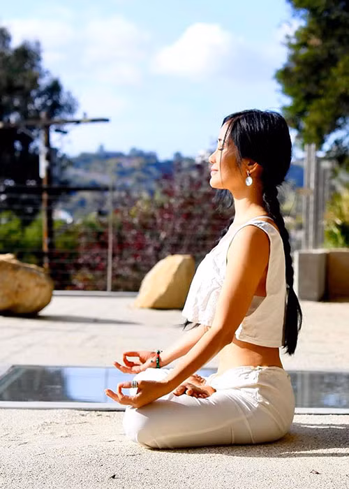 Hồng Nhung giữ vóc dáng bằng cách tập luyện.