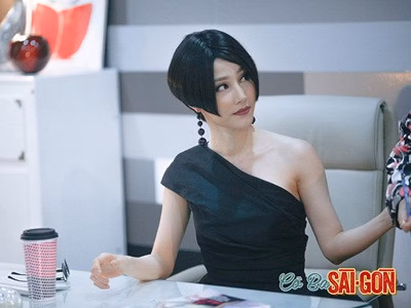 Sau “Gái già lắm chiêu”, Diễm My tiếp tục xóa mác bình hoa di động với vai diễn nhà thiết kế thời trang Helen trong “Cô Ba Sài Gòn”.