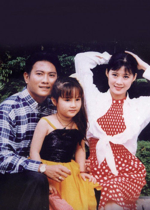 Diễm My còn tham gia phim “Đứng dậy sau cơn mê”, “Bóng đêm cuộc tình”, “Đi qua lời nguyền”, "Sài Gòn tình ca". Trong ảnh, Diễm My bên nghệ sĩ Hoàng Phúc và Diễm Hương khi tham gia phim “Đứng dậy sau cơn mê”. Ảnh: Zing