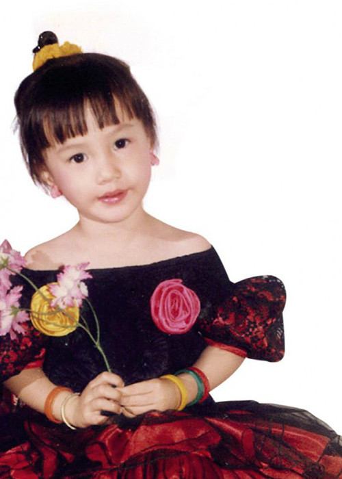 Diễm My đóng phim từ nhỏ. Lên 5 tuổi, cô được mẹ đưa đi thử vai trong phim "Vụ án Thanh Nga". Chỉ cần nghe nghệ sĩ Kim Cương hướng dẫn một lần, Diễm My đã thể hiện tốt. Ảnh: Zing