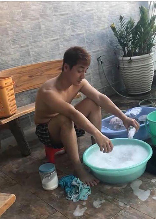 Những dịp lễ, Đăng Khôi hay nấu ăn, giặt giũ cho vợ, ngày thường anh cũng thường xuyên phụ giúp cô.