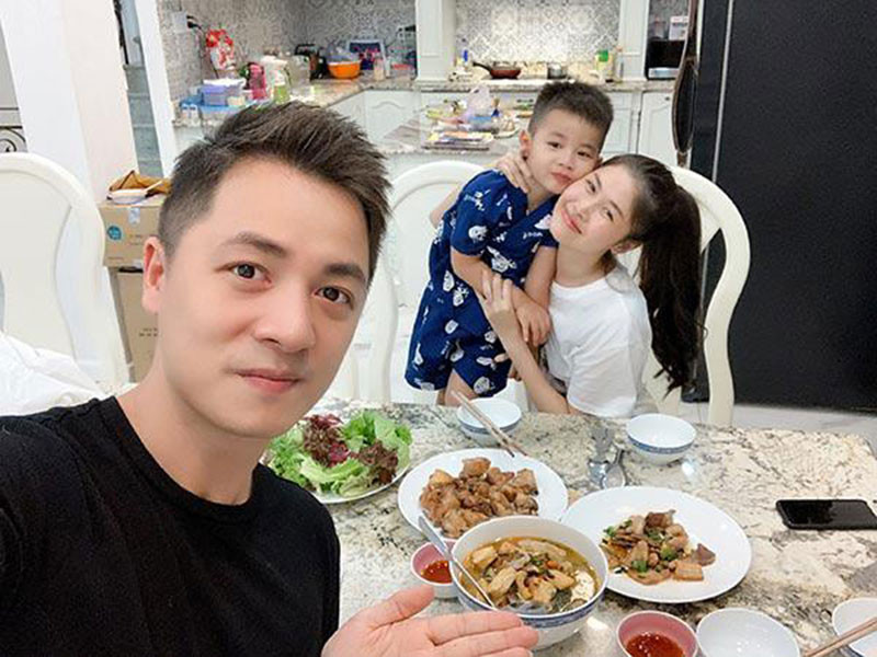 Thủy Anh chia sẻ: “Đôi khi hạnh phúc chẳng cần cao sang. Mình đúng số hưởng, chồng mình nấu ăn rất ngon đấy các mẹ ạ. Không cần lấy chồng đẹp trai nhiều tiền nhưng nhất định phải biết nấu ăn phụ mình nha các mẹ".