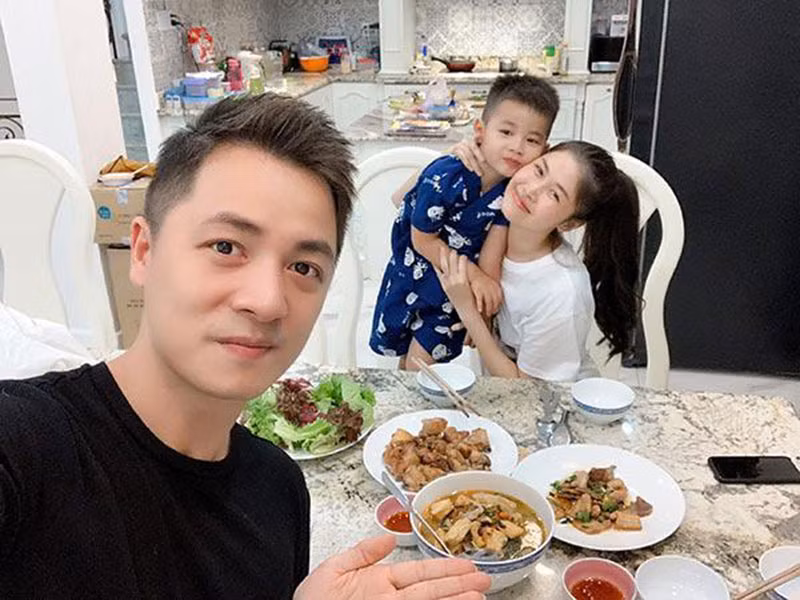 Thủy Anh chia sẻ: “Đôi khi hạnh phúc chẳng cần cao sang. Mình đúng số hưởng, chồng mình nấu ăn rất ngon đấy các mẹ ạ. Không cần lấy chồng đẹp trai nhiều tiền nhưng nhất định phải biết nấu ăn phụ mình nha các mẹ".