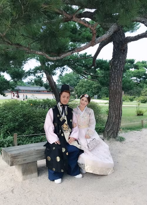 Tuy nhiên, cô quyết định từ bỏ sự nghiệp người mẫu để trở thành hậu phương vững chắc cho chồng.