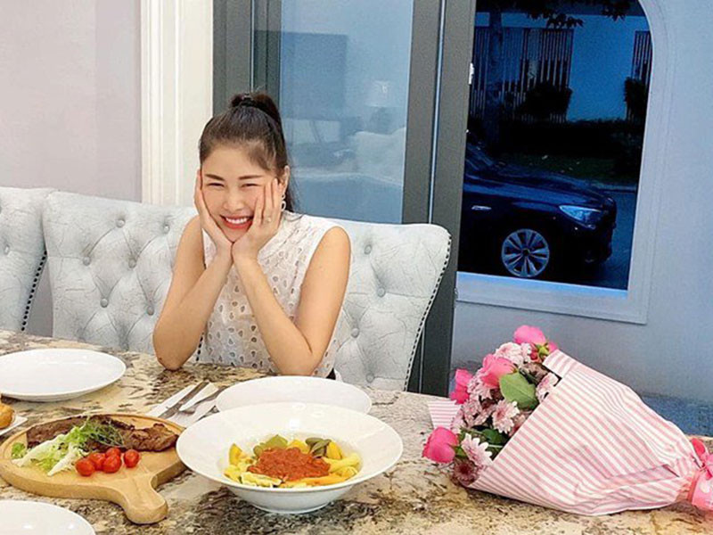 Hot mom Thủy Anh không giấu được niềm hạnh phúc khi được chồng cưng chiều.