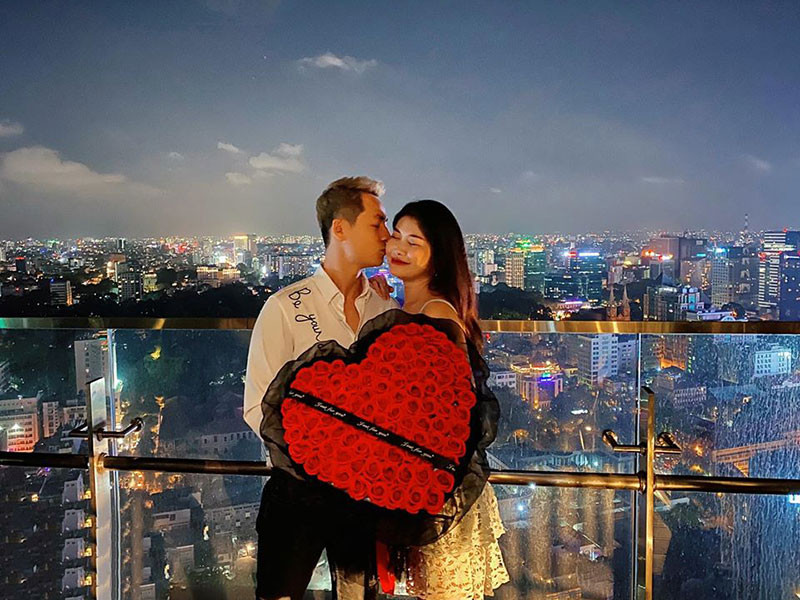 Bà mẹ hai con thường xuyên được chồng tặng quà, đưa đi du lịch.