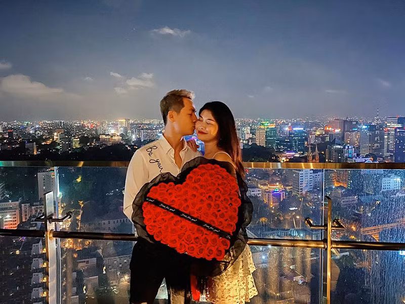 Bà mẹ hai con thường xuyên được chồng tặng quà, đưa đi du lịch.