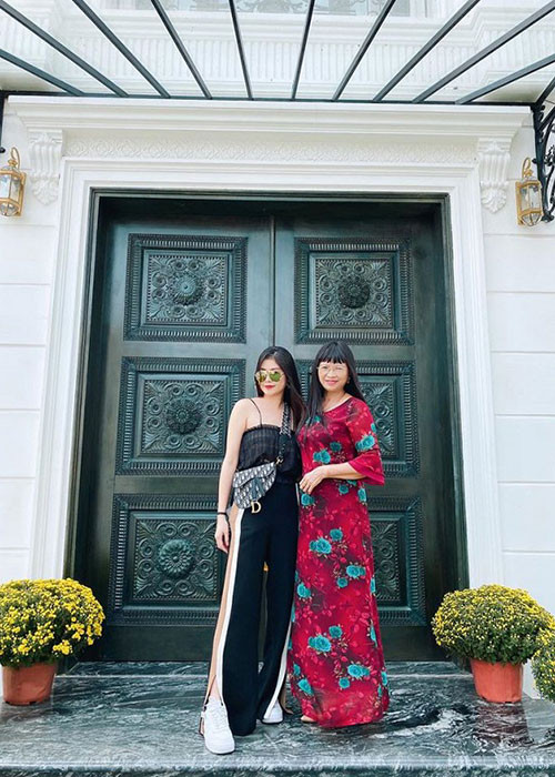 Thủy Anh rất được lòng mẹ chồng. "Mình thực sự may mắn lắm khi có hai người mẹ thương 2 vợ chồng như ruột thịt. Những gì tốt đẹp nhất đều dành cho các con. Mà đặc biệt 2 mẹ lại rất thân nhau nữa", bà xã của Đăng Khôi khoe.