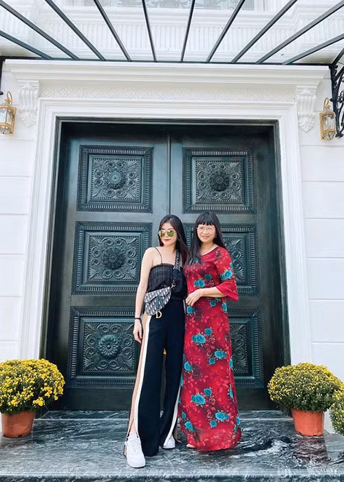 Thủy Anh rất được lòng mẹ chồng. "Mình thực sự may mắn lắm khi có hai người mẹ thương 2 vợ chồng như ruột thịt. Những gì tốt đẹp nhất đều dành cho các con. Mà đặc biệt 2 mẹ lại rất thân nhau nữa", bà xã của Đăng Khôi khoe.