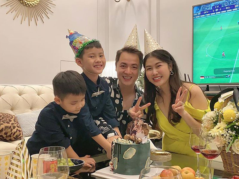 Thuỷ Anh từng chia sẻ lấy chồng nghệ sĩ phải chịu rất nhiều thiệt thòi, niềm vui ít hơn áp lực. Thế nhưng, bà mẹ hai con vẫn không cảm thấy hối hận với quyết định của mình.